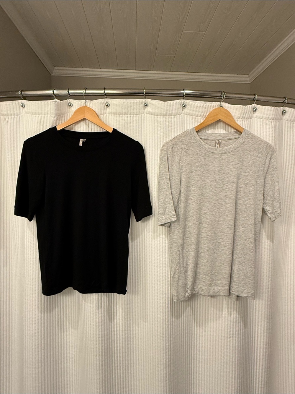 Bundle of 2 Women’s Banana Republic T-Shirt - size Small